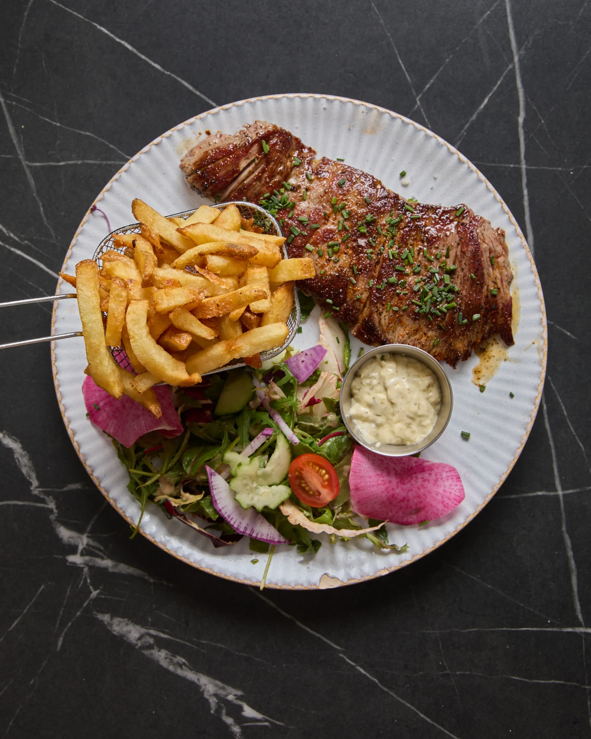 Assiette de bavette de bœuf servie avec frites maison au restaurant Le Trinquet à Soorts-Hossegor, plat convivial du Sud-Ouest
