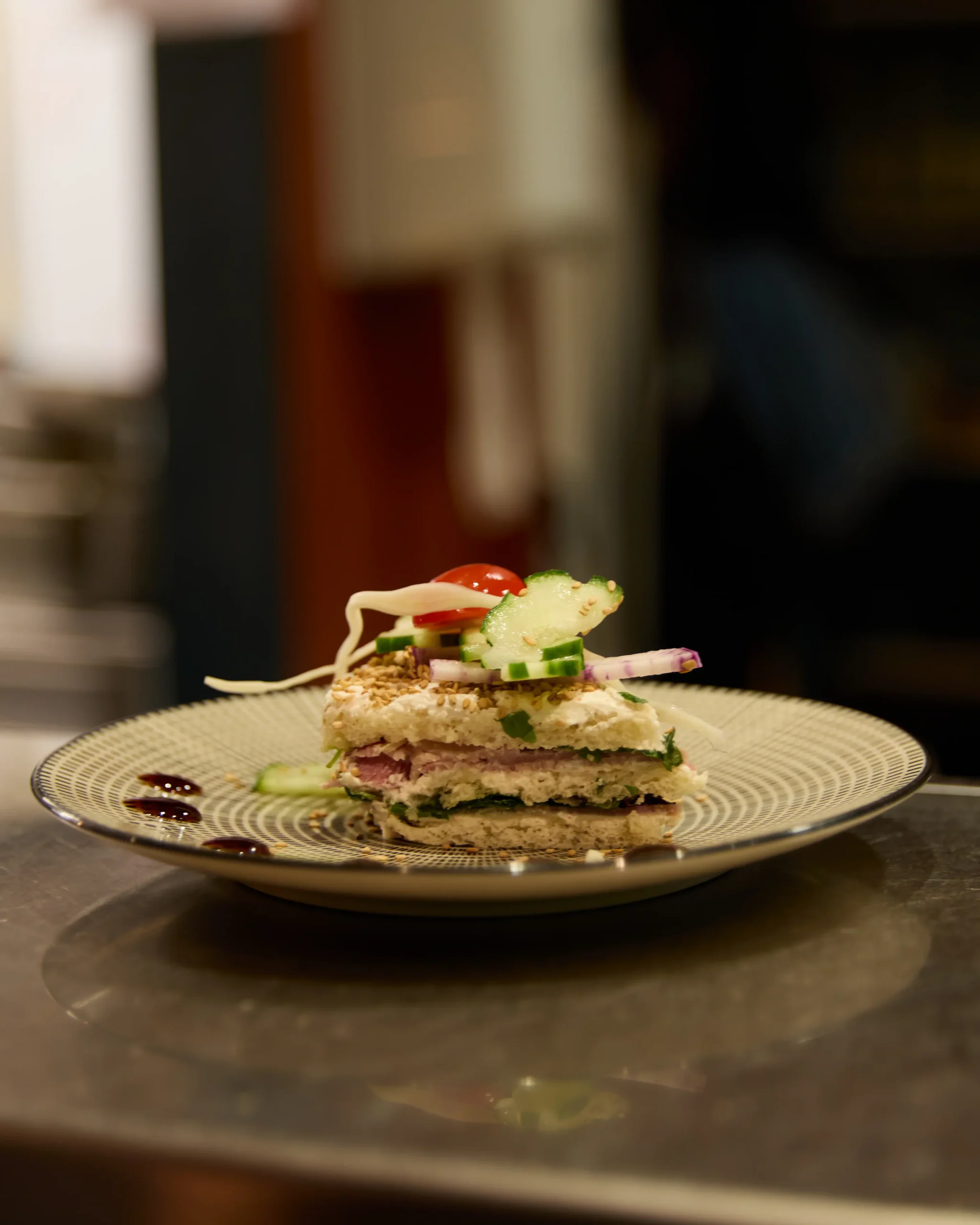 Assiette de club sandwich servie en entrée au restaurant Le Trinquet à Soorts-Hossegor, pain grillé, salade et ingrédients frais