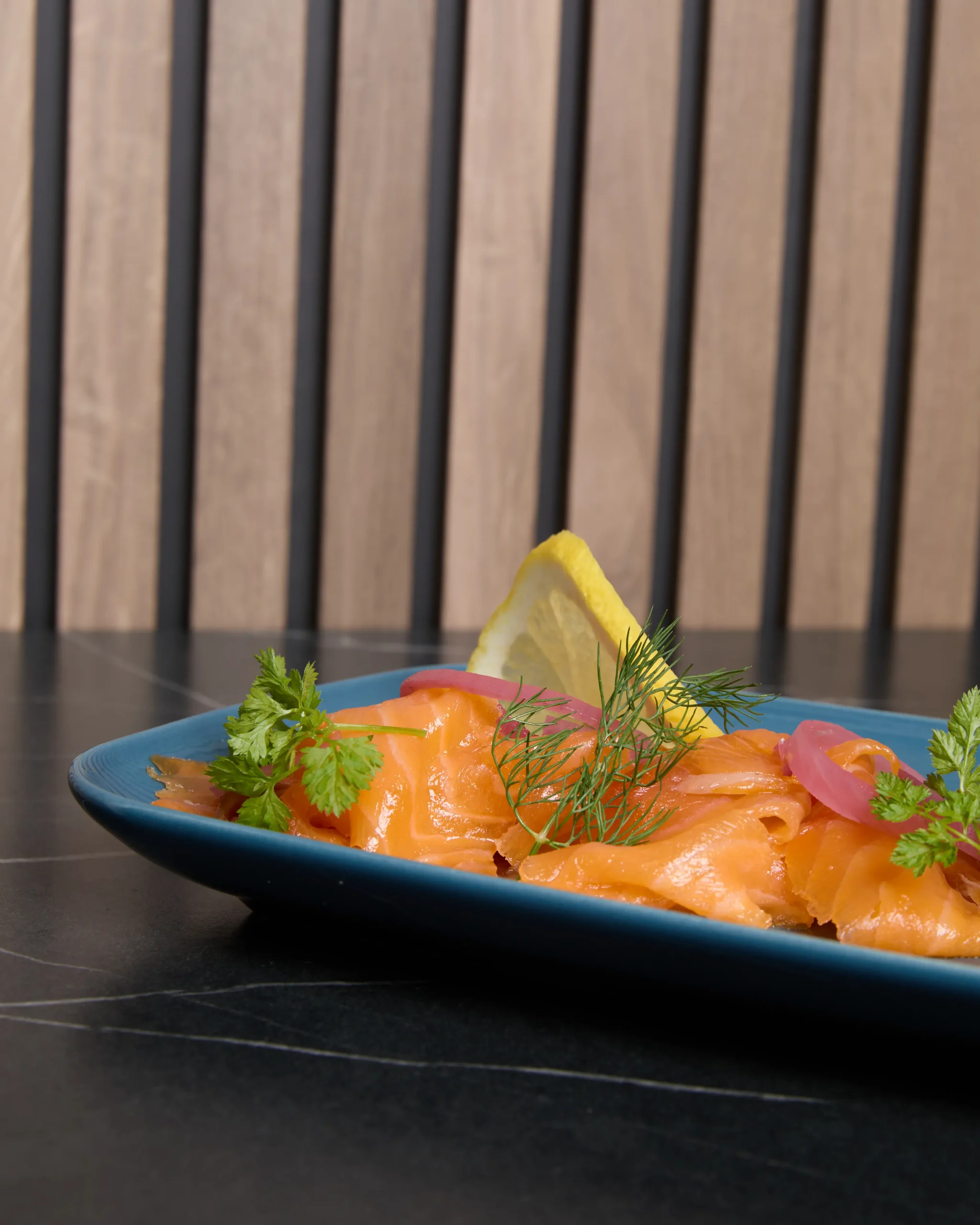 Assiette de saumon gravlax servie en entrée au restaurant Le Trinquet à Soorts-Hossegor, plat frais et raffiné