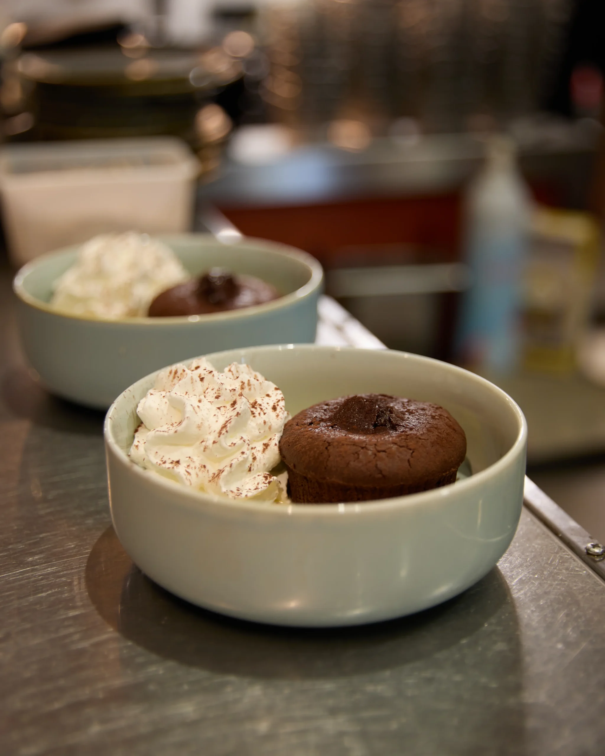 Fondant au chocolat maison servi au restaurant Le Trinquet à Soorts-Hossegor, dessert chaud et fondant au cœur coulant