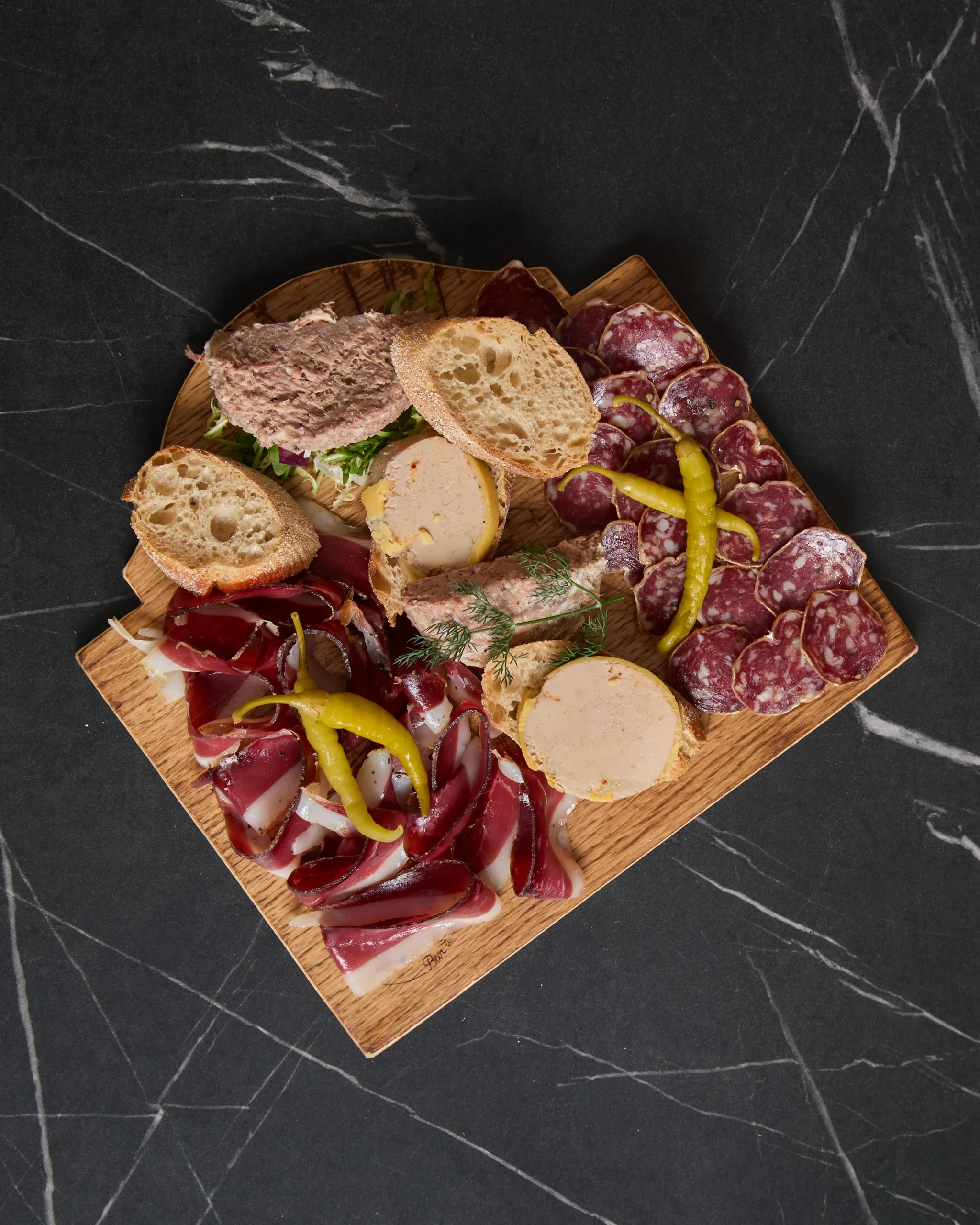 Planche de charcuterie servie au restaurant Le Trinquet à Soorts-Hossegor, produits locaux des Landes et du Pays Basque