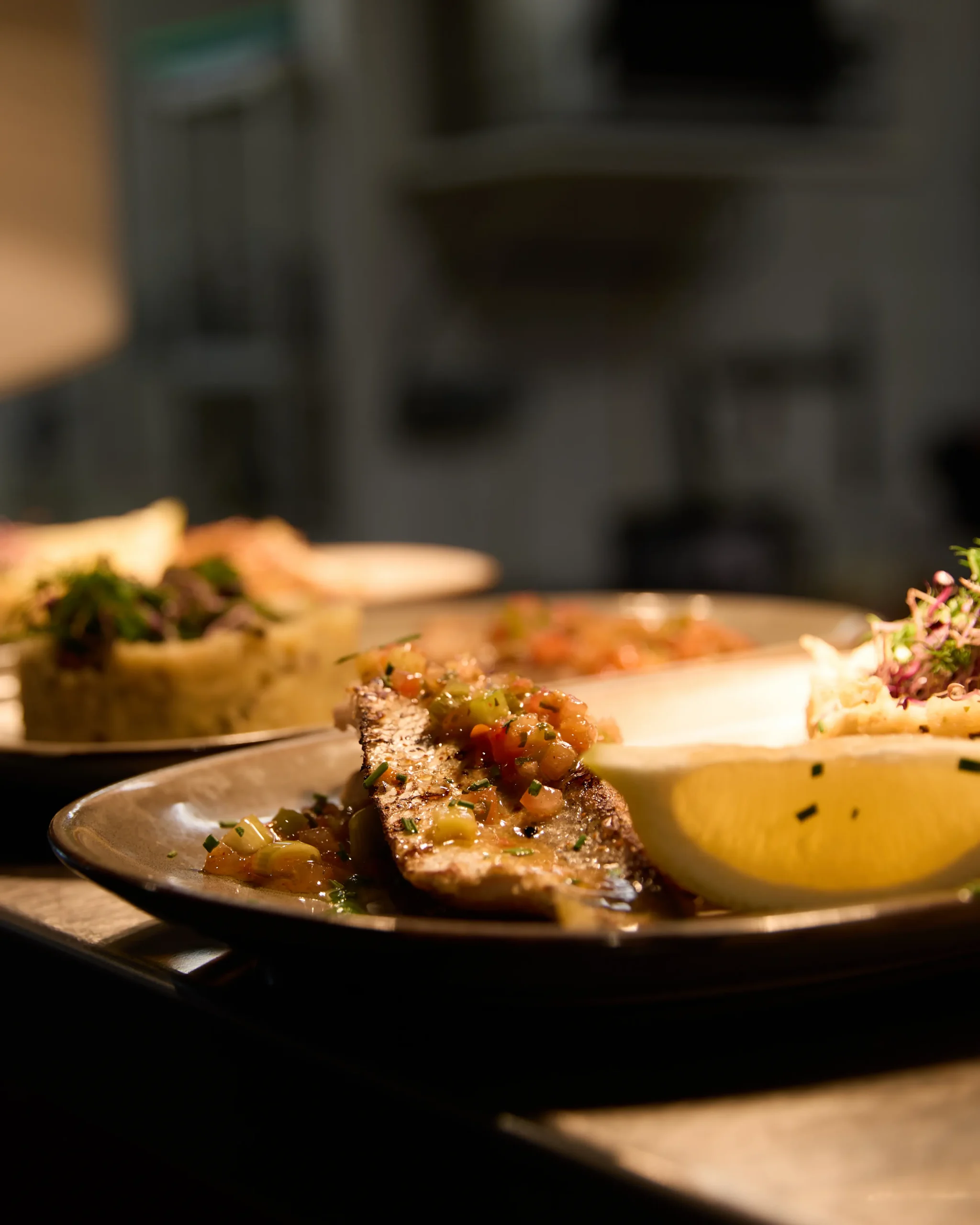Assiette de poisson frais accompagné de purée maison servie au restaurant Le Trinquet à Soorts-Hossegor, présentation soignée et gourmande