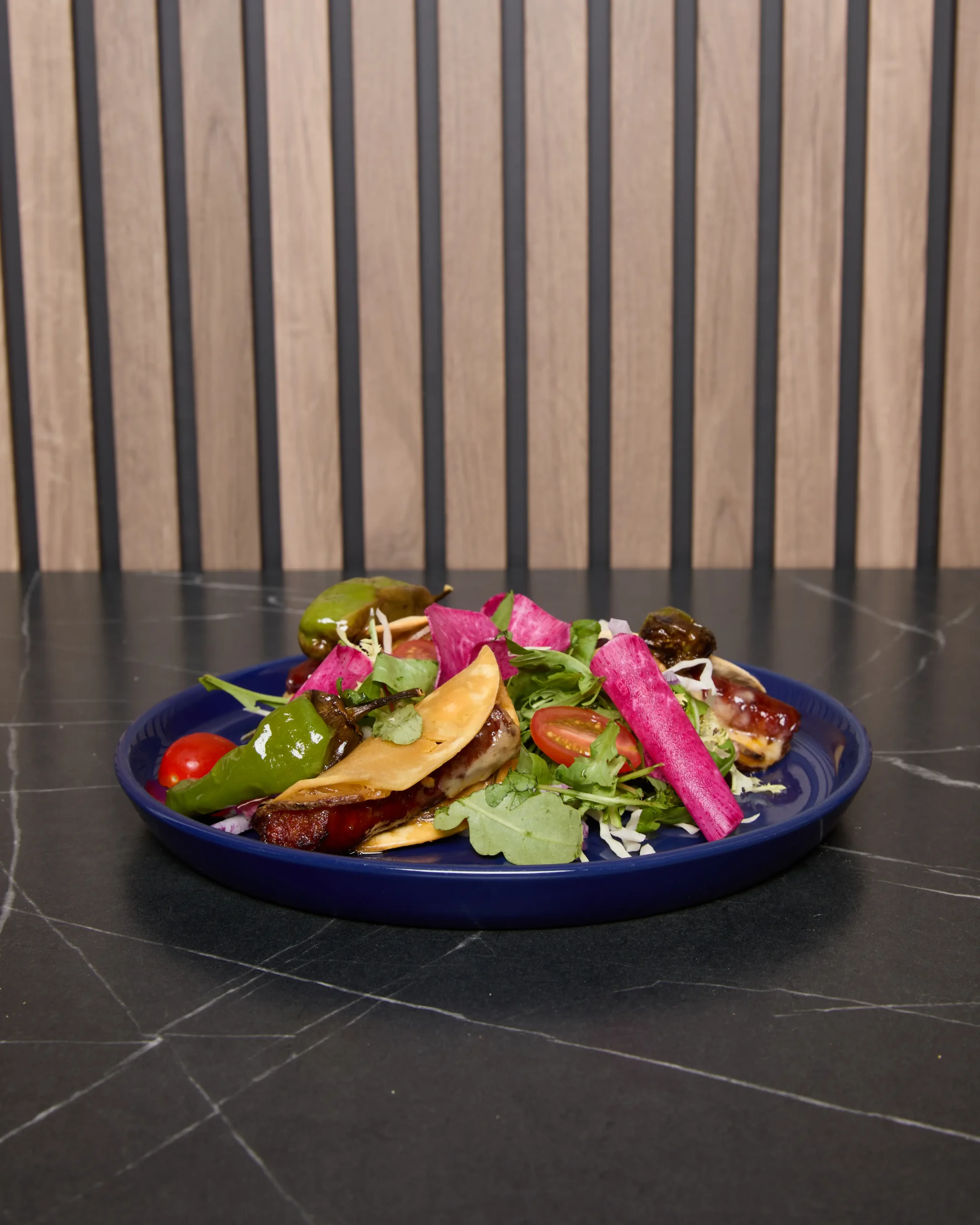 Assiette de salade garnie de trois mini taloak servie au restaurant Le Trinquet à Soorts-Hossegor, mélange de fraîcheur et de spécialités basques