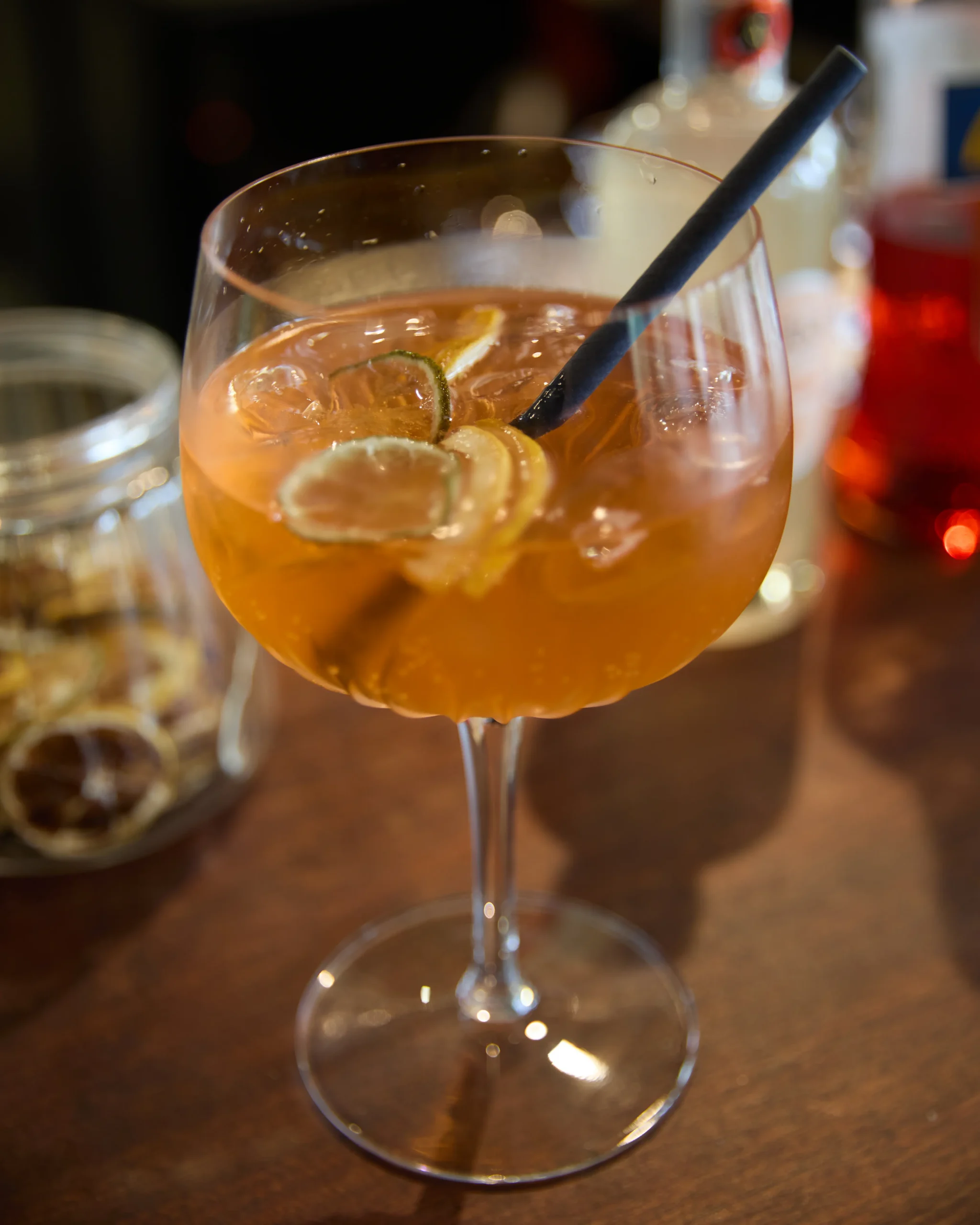 Verre de Spritz basque servi au bar du restaurant Le Trinquet à Soorts-Hossegor, apéritif coloré et ambiance conviviale