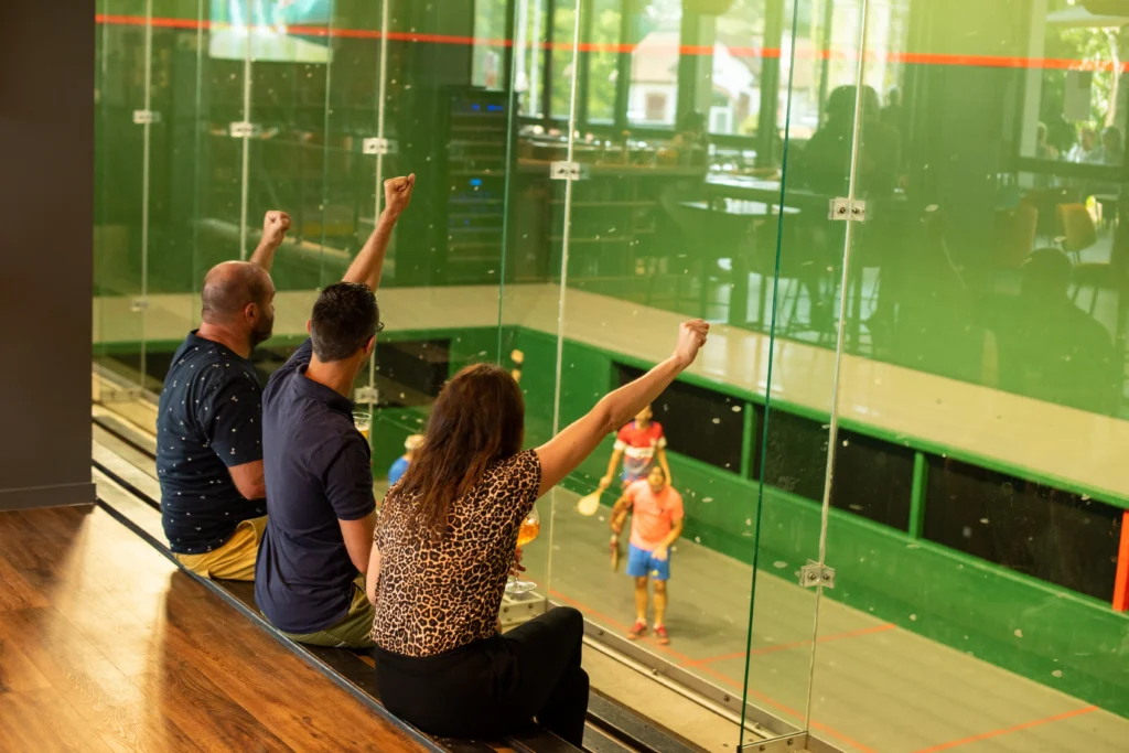 Supporters assistant à une partie de pelote basque dans le trinquet du restaurant Le Trinquet à Soorts-Hossegor, ambiance conviviale et festive