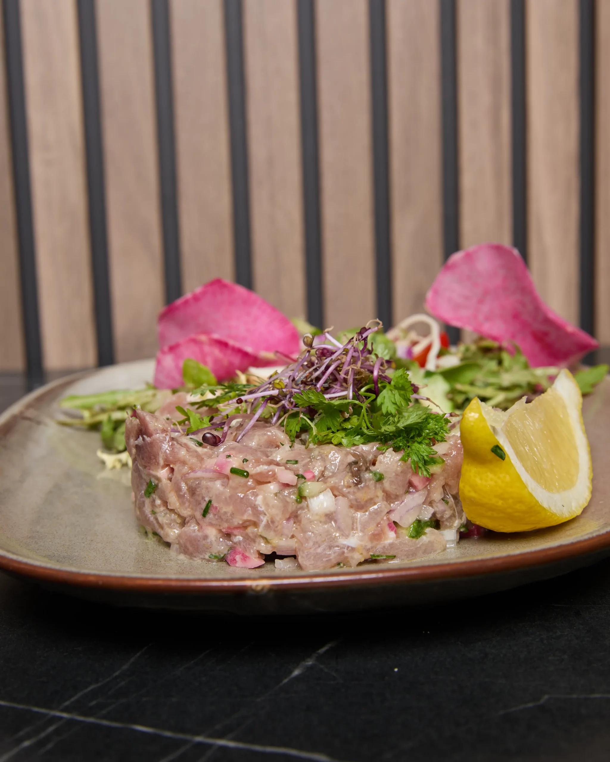 Assiette de tartare de poisson servie au restaurant Le Trinquet à Soorts-Hossegor, plat frais et coloré préparé avec des produits de la mer