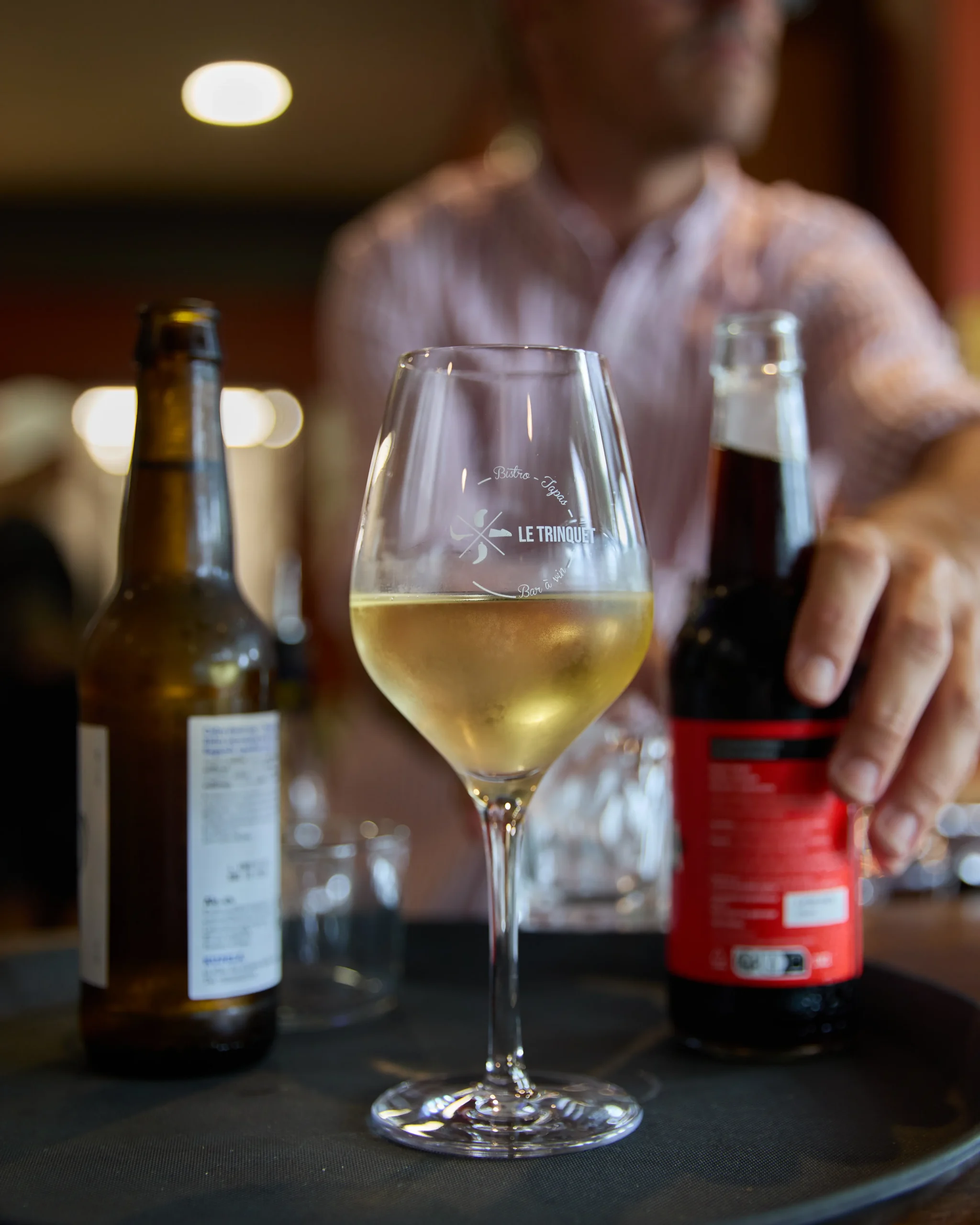 Verre de vin blanc servi au restaurant Le Trinquet à Soorts-Hossegor, dégustation dans une ambiance conviviale et élégante