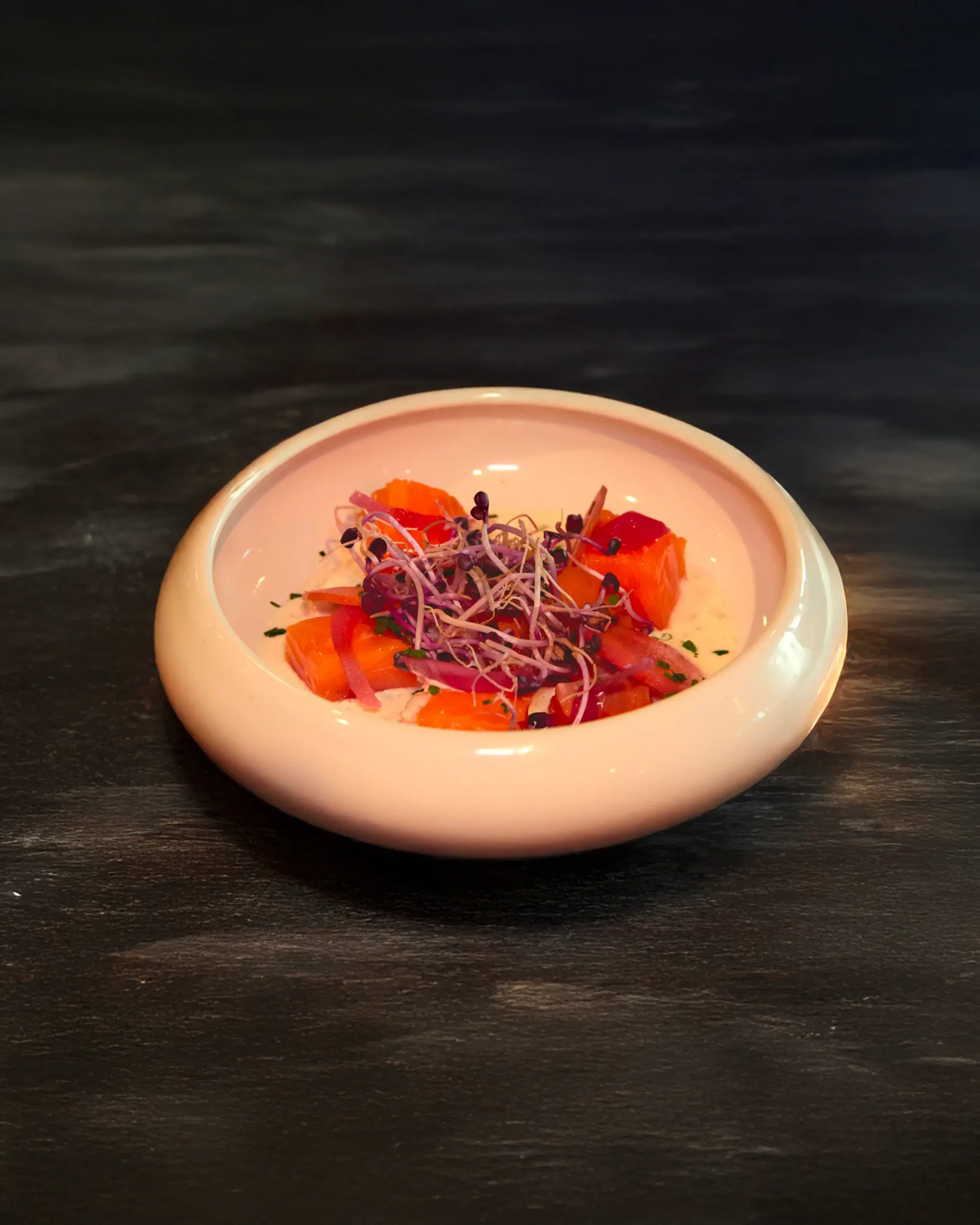 Assiette de gravelax de saumon au citron et aneth servie en entrée au restaurant Le Trinquet à Soorts-Hossegor